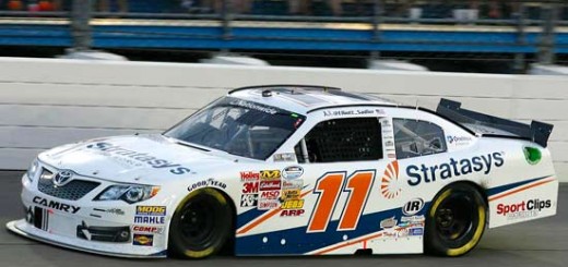 Stratasys 是 Joe Gibbs Racing 车队 11 号丰田凯美瑞的主要赞助商，该车在 NASCAR 全国系列赛中由 Elliott Sadler 驾驶。